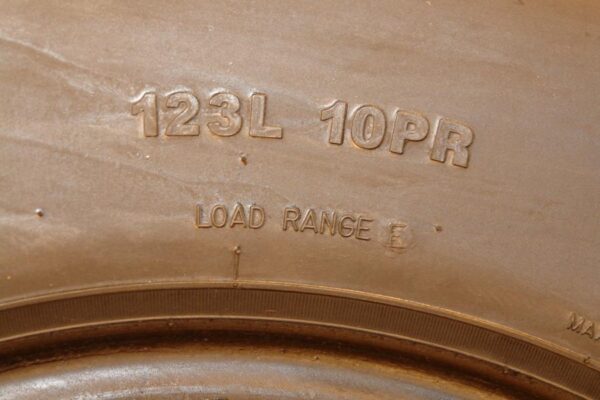 4 used tires ST 235/80/16 COMMODORE - Image 6