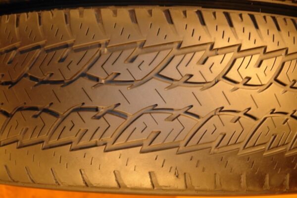 2 used tires LT 275/70/18 BRIDGESTONE - Image 3