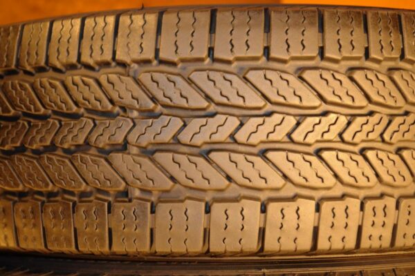 2 used tires LT 235/80/17 GENERAL - Image 3