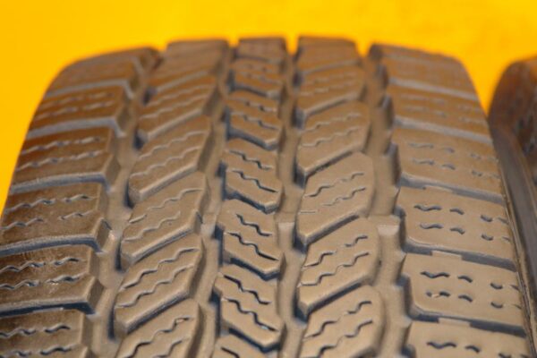 2 used tires LT 235/80/17 GENERAL - Image 4