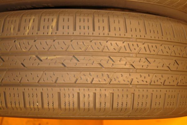 2 used tires 235/65/18 CONTINENTAL - Image 4