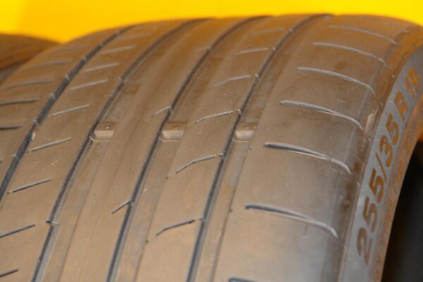 2 used tires 255/35/19 CONTINENTAL - Image 3