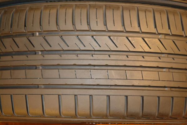 2 used tires 225/45/18 MAYRUN - Image 4