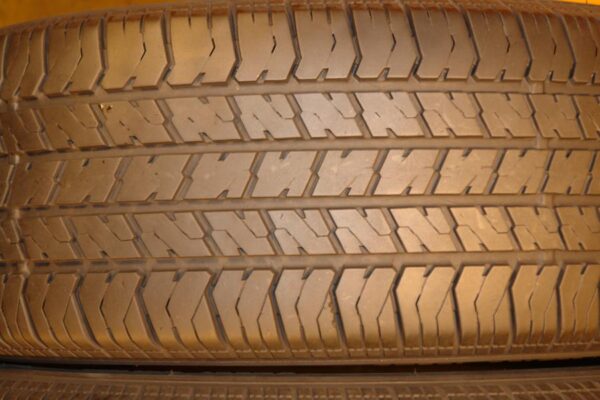 2 used tires 205/55/16 MATRIX - Image 4