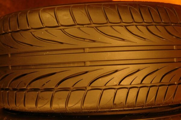 2 used tires 245/35/18 FALKEN - Image 4