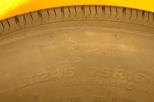 2 used tires LT 245/75/16 BRIDGESTONE - Image 7