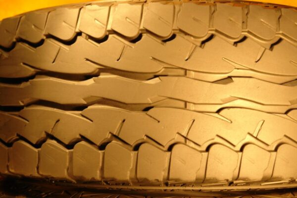 2 used tires LT 305/65/17 FALKEN - Image 4