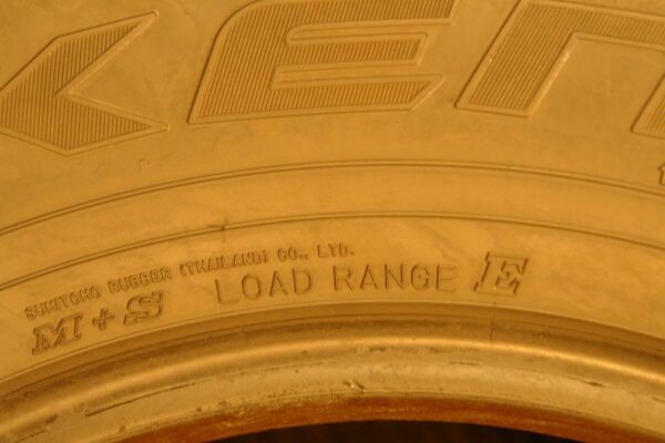 2 used tires LT 305/65/17 FALKEN - Image 7