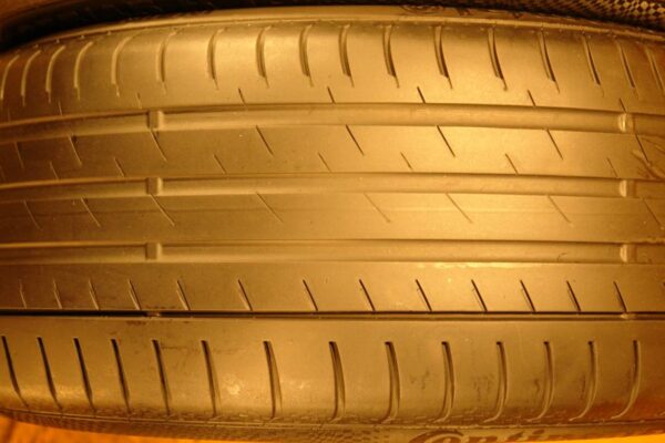 2 used tires 255/45/18 CONTINENTAL - Image 4