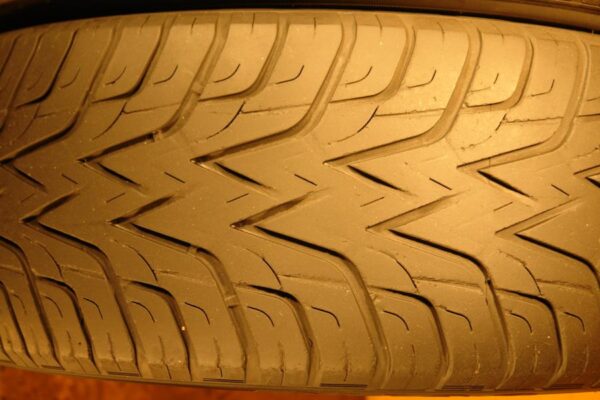 2 used tires 275/55/20 AURORA - Image 4