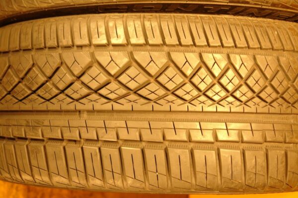 2 used tires 245/40/19 CONTINENTAL - Image 5