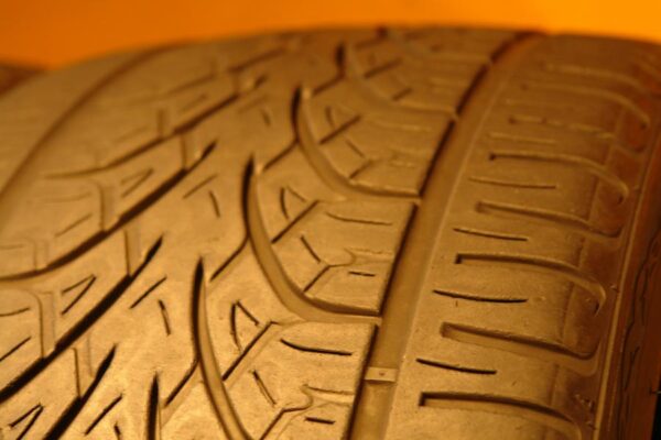 2 used tires 295/30/26 DELINTE - Image 4