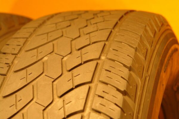 2 used tires 265/70/16 YOKOHAMA - Image 4