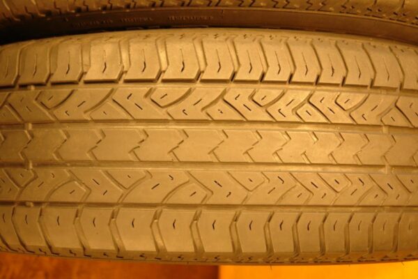 2 used tires 225/70/15 GRAND AM - Image 5