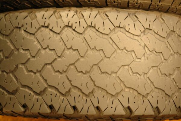 2 used tires LT 265/75/16 GENERAL - Image 4