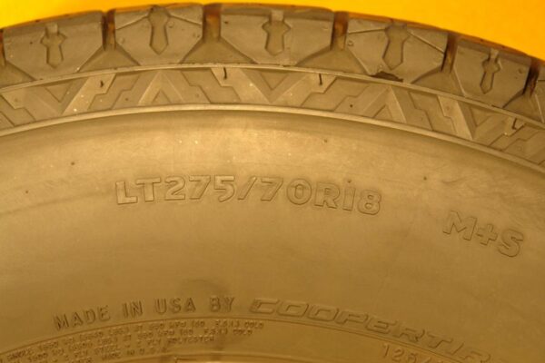 2 used tires LT 275/70/18 DUCK COMMANDER - Image 7