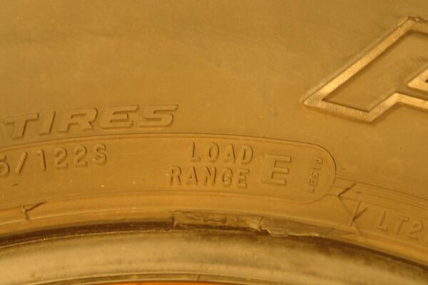 2 used tires LT 275/70/18 DUCK COMMANDER - Image 8