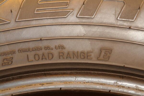 2 used tires LT 275/65/20 FALKEN - Image 8