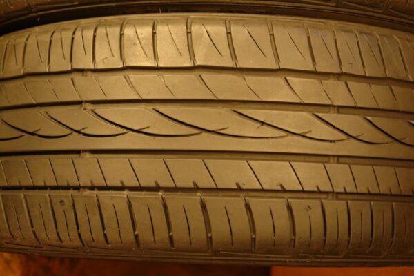 2 used tires 225/50/17 FALKEN - Image 4