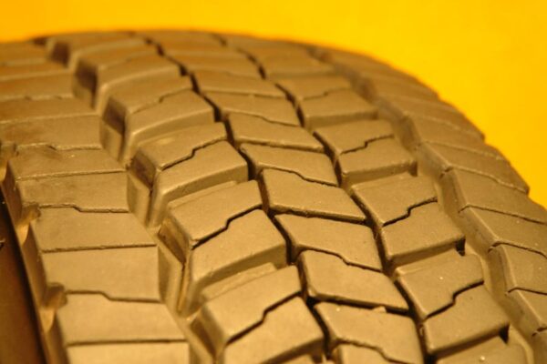 2 used tires 225/70/19.5 CONTINENTAL - Image 4