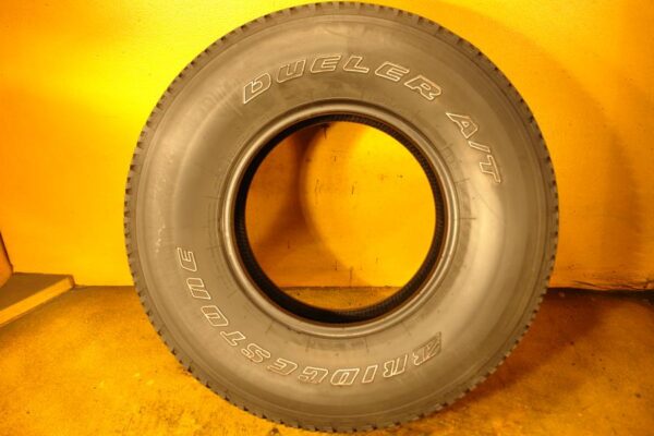 2 used tires LT 285/75/16 BRIGESTONE - Image 6