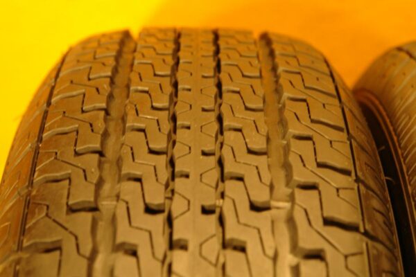 2 used tires ST 215/75/14 TOW - MASTER - Image 3