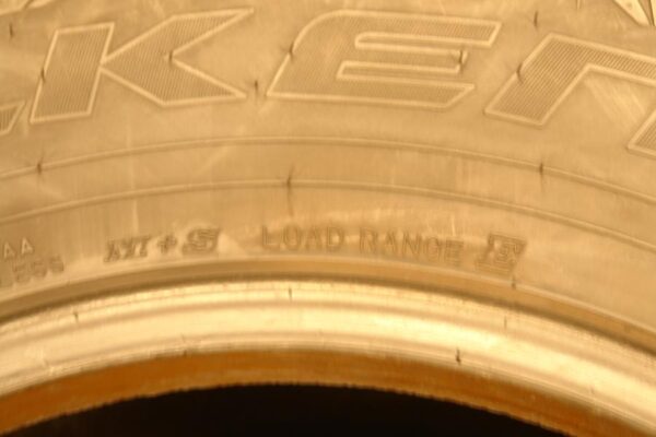 2 used tires LT 305/65/18 FALKEN - Image 7