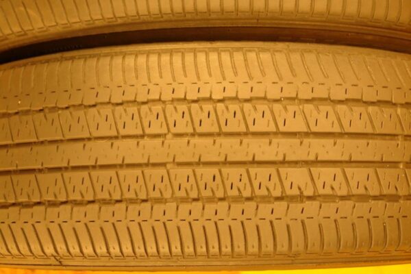 2 used tires 215/65/17 BRIDGESTONE - Image 4