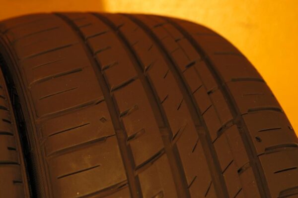 2 used tires 245/35/20 FALKEN - Image 5