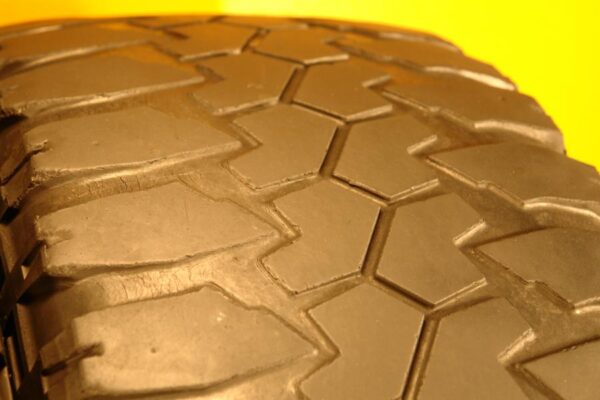 2 used tires LT 325/60/20 MAXXIS - Image 3