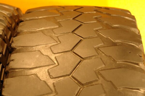 2 used tires LT 325/60/20 MAXXIS - Image 5