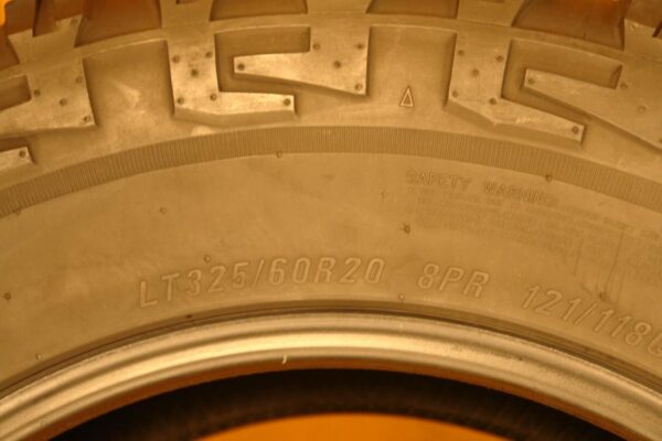 2 used tires LT 325/60/20 MAXXIS - Image 7