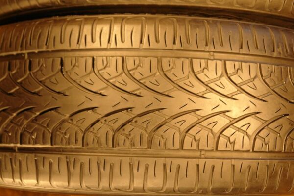 2 used tires 265/40/22 DELINTE - Image 4