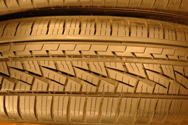 2 used tires 235/65/17 FALKEN - Image 4