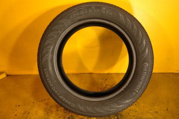 2 used tires 225/55/17 CONTINENTAL - Image 5