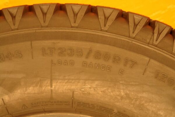 2 used tires LT 235/80/17 GENERAL - Image 7