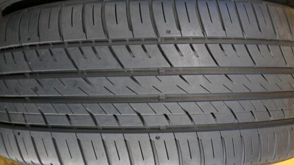 2 used tires 275/40/19 FALKEN - Image 4