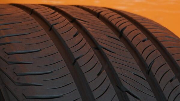 2 used tires 235/45/19 CONTINENTAL - Image 5