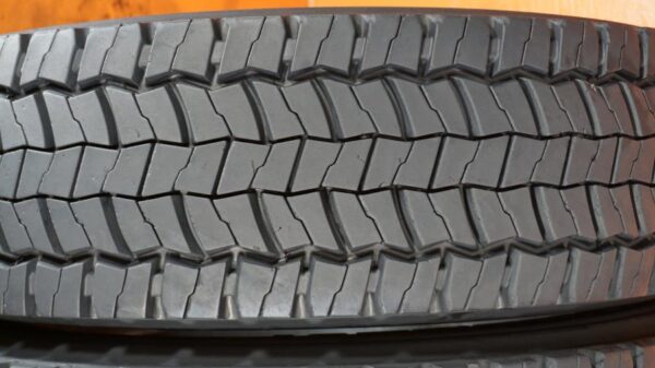 2 used tires 225/70/19.5 CONTINENTAL - Image 4