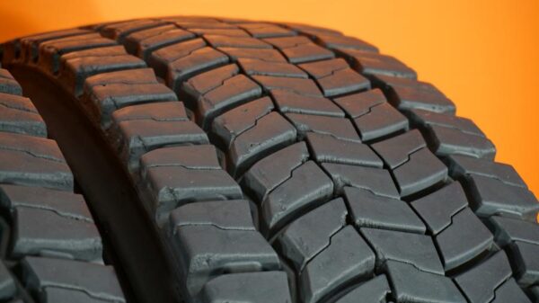 2 used tires 225/70/19.5 CONTINENTAL - Image 3