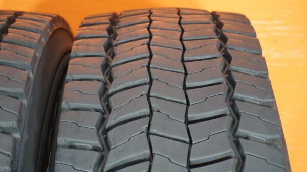 2 used tires 225/70/19.5 CONTINENTAL - Image 5