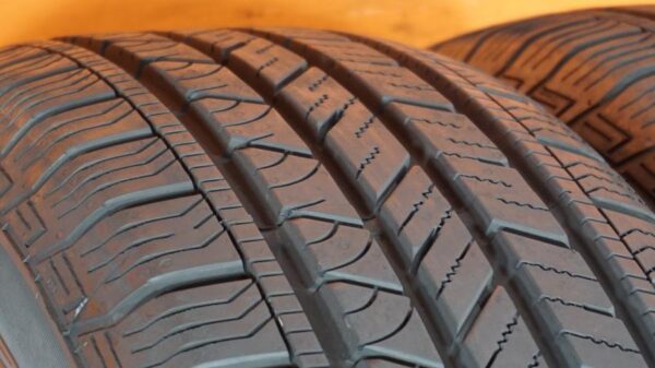 2 used tires 225/65/17 CONTINENTAL - Image 3