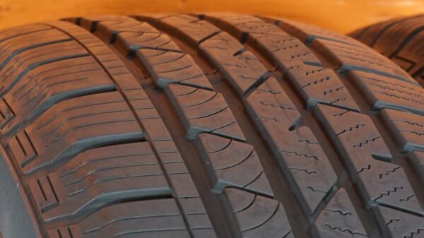 2 used tires 225/65/17 CONTINENTAL - Image 3