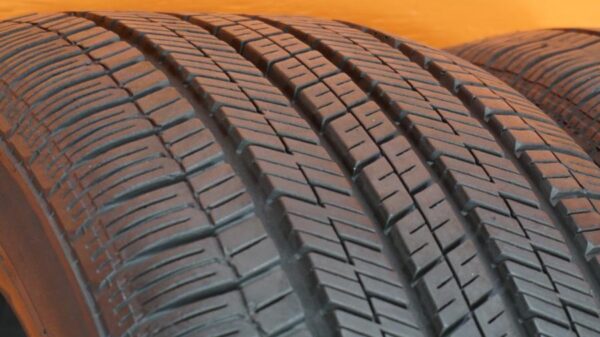 2 used tires 225/50/17 CONTINENTAL - Image 3