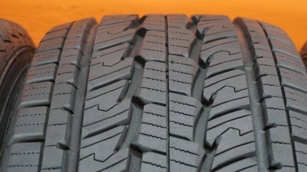 4 used tires LT 265/60/20 GENERAL - Image 3