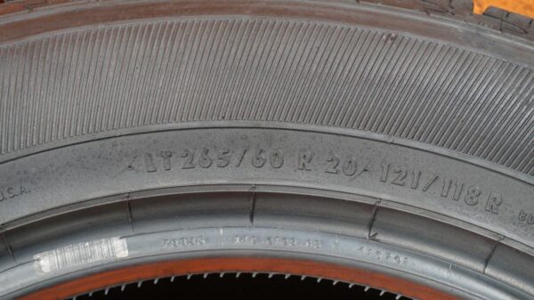 4 used tires LT 265/60/20 GENERAL - Image 8