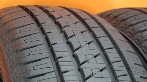 2 used tires 275/55/20 BRIDGESTONE - Image 3