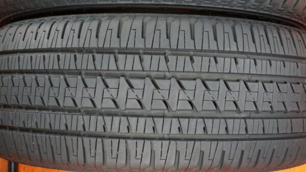 2 used tires 275/55/20 BRIDGESTONE - Image 4