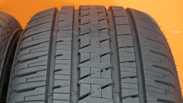 2 used tires 275/55/20 BRIDGESTONE - Image 5