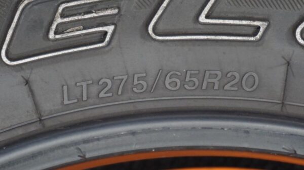 2 used tires LT 275/65/20 BRIDGESTONE - Image 6